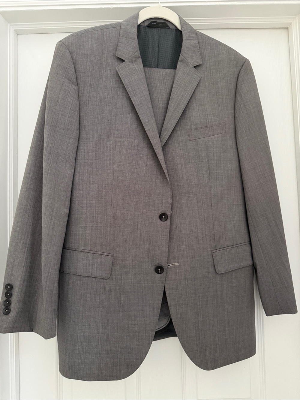 Hugo Boss Men's Gray Two-Button Classic Suit Jacket. Super 100.
